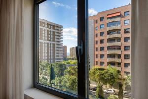 een raam met uitzicht op de stad bij AC Hotel Tarragona by Marriott in Tarragona