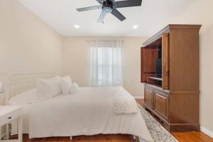 a bedroom with a bed and a ceiling fan at Large Kitchen Near Shops Easy Highway Access in Chico