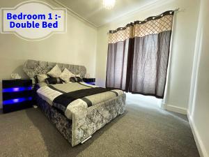 een slaapkamer met een bed en een bank in een kamer bij 3 Bedroom Entire Flat, Luxury facilities with Affordable price, Self Checkin/out in Fife