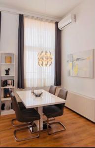 comedor con mesa blanca y sillas en Main Square Dream Apartment, en Zagreb