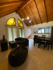 uma sala de estar com um sofá e uma mesa em HUILEN REST em Luján de Cuyo