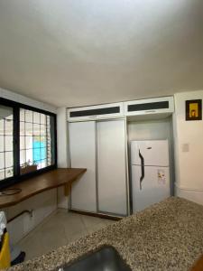 uma cozinha com um frigorífico, um balcão e janelas em HUILEN REST em Luján de Cuyo