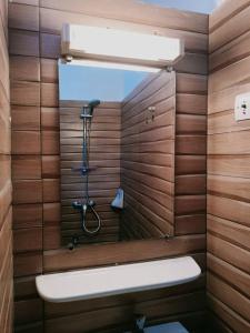 einen Spiegel im Bad mit Dusche in der Unterkunft Globe-trotter vision B in Cotonou