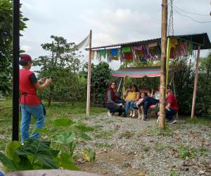 un homme qui prend une photo d'un groupe de personnes dans l'établissement La Flor de Jalisco, à Calarcá