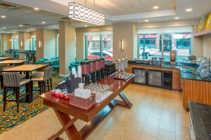 um restaurante com mesas e cadeiras e um bar em Residence Inn by Marriott Moncton em Moncton