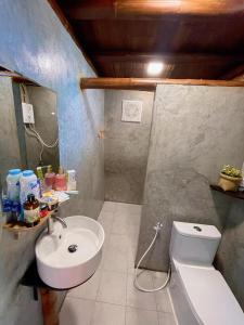 a bathroom with a sink and a toilet at Villa Baan Pak Pra in Ban Pak Pra (1)