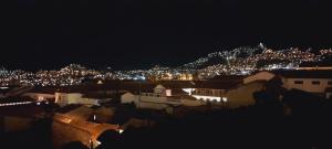 vista di una città di notte con luci di Hotel Montecristo Cusco a Cuzco Altre 18 foto