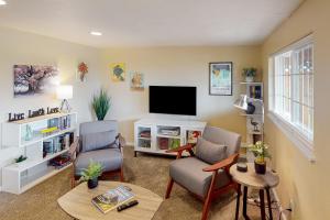 Jefferson Joy في يوجين: غرفة معيشة مع كرسيين وتلفزيون بشاشة مسطحة
