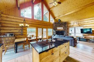 Ponderosa Log Cabin في كلي إلوم: مطبخ وغرفة معيشة لكابينة خشب