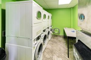 una lavanderia con lavatrice e asciugatrice di Caravelle Tower #232 a Myrtle Beach