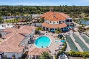 eine Luftaufnahme des Pools im Resort in der Unterkunft Vasari Country Club #201 - Toscana Treasure in Bonita Springs