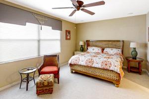 ein Schlafzimmer mit einem Bett und einem Deckenventilator in der Unterkunft Vasari Country Club #201 - Toscana Treasure in Bonita Springs + 25 Fotos