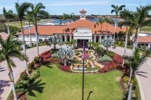 einem Luftblick auf ein Resort mit Garten in der Unterkunft Vasari Country Club #201 - Toscana Treasure in Bonita Springs