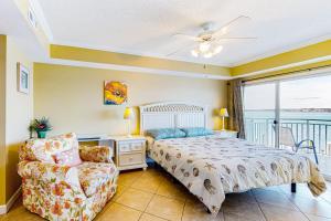 um quarto com uma cama, uma cadeira e uma janela em Bahia Vista I 204 em Ocean City