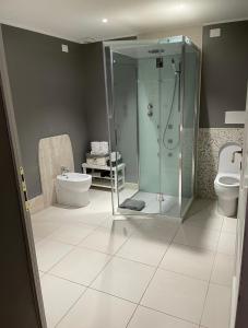 uma casa de banho com um chuveiro e um WC. em La Terrazza Sul Campo-Rooms Only em Siena