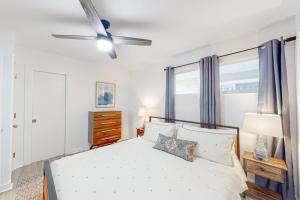 um quarto com uma cama e uma ventoinha de tecto em Gulf Terrace #256 em Destin