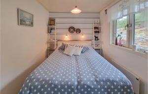 Postel nebo postele na pokoji v ubytování 2 Bedroom Lovely Apartment In Lysekil