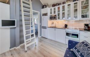 Kuchyň nebo kuchyňský kout v ubytování 2 Bedroom Lovely Apartment In Lysekil