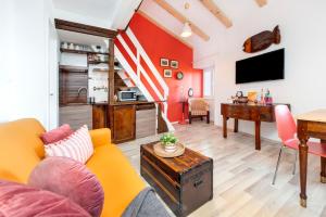 sala de estar con sofá y mesa en Loreto LYA SEA VIEW APARTMENTS en Rovinj