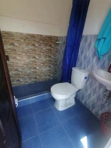 uma casa de banho com um WC branco e um lavatório. em Camping el triunfo em Montecillo
