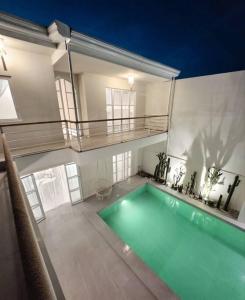 Maribagoにあるevening pool villaのバルコニー付きの広い客室内のスイミングプールを利用できます。