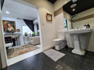 A bathroom at Vista Unit + Bamboo House Close to the City & Airport & Train station and Brighton Le Sands Beach