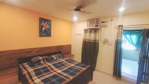 um quarto com uma cama e uma ventoinha de tecto em Bhargava Ashram em Vrindavan