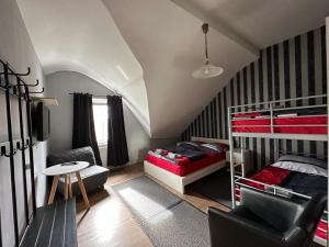 ein kleines Zimmer mit einem Bett und einem Sofa in der Unterkunft Adam's Hostel - Self Check-In & Room Just For You Alone in Düsseldorf