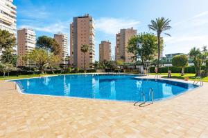 une piscine dans une ville avec de grands bâtiments dans l'établissement Stay U-nique Apartment Playamar, à Torremolinos