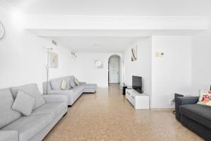 - un salon avec deux canapés et une télévision dans l'établissement Stay U-nique Apartment Playamar, à Torremolinos
