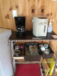 einen Kaffeewagen mit Kaffeemaschine darüber in der Unterkunft MOMO HOUSE in Inami