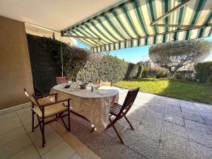 Vonkajšia záhrada v ubytovaní Studio/Cabine à 80m de la plage avec Terrasse, Jardinet et Garage - Cavalaire - FR-1-226B-140