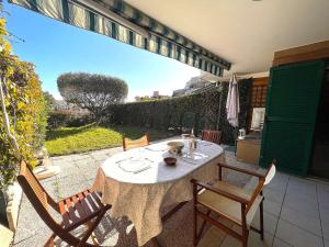 Vonkajšia záhrada v ubytovaní Studio/Cabine à 80m de la plage avec Terrasse, Jardinet et Garage - Cavalaire - FR-1-226B-140