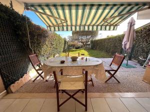 Patio alebo iná vonkajšia časť ubytovania Studio/Cabine à 80m de la plage avec Terrasse, Jardinet et Garage - Cavalaire - FR-1-226B-140
