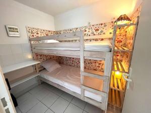 Posteľ alebo postele v izbe v ubytovaní Studio/Cabine à 80m de la plage avec Terrasse, Jardinet et Garage - Cavalaire - FR-1-226B-140
