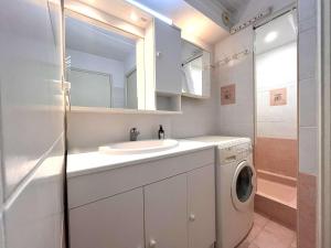 Kúpeľňa v ubytovaní Studio/Cabine à 80m de la plage avec Terrasse, Jardinet et Garage - Cavalaire - FR-1-226B-140