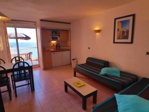 Posedenie v ubytovaní Studio cabine avec terrasse et vue mer à Sète, parking privé - FR-1-472A-275
