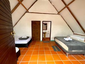 een kamer met 2 bedden in een schuin gedeelte bij Hotel La Reserva in San Gil