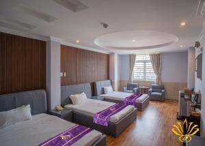 Habitación de hotel con 2 camas, sofá y silla en Linh Phuong 3 Hotel en Can Tho