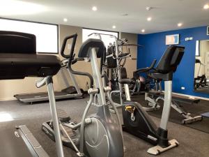 In the Heart of Port Melbourne في ملبورن: صالة ألعاب رياضية مع العديد من آلات المشي في الغرفة