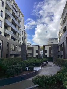 un patio de un complejo de apartamentos con edificios en In the Heart of Port Melbourne, en Melbourne