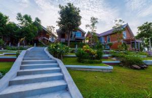 um conjunto de escadas que levam a uma casa em 360 Resort em Sihanoukville