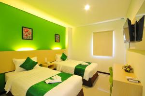 Postel nebo postele na pokoji v ubytování Pratama Hotel & Convention Mataram