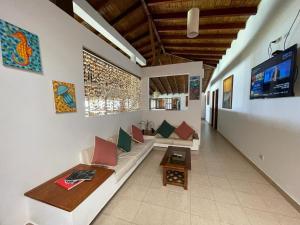 sala de estar con sofá y mesa en Casa de Playa Mancora Vichayito Perú, en Los Órganos