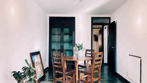 a dining room with a wooden table and chairs at Departamento del Parque in San Salvador de Jujuy