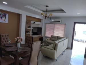 a living room with a dining room table and chairs at Casa España in Sincelejo