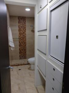 a bathroom with a toilet and a shower at Casa España in Sincelejo