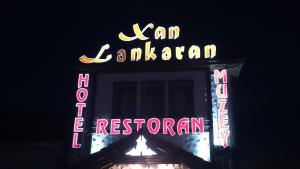 una señal de neón en la parte superior de un edificio en Khan Lankaran Hotel en Lankaran
