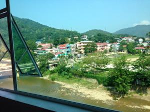 uma vista para uma cidade a partir de uma janela de um rio em Khách sạn Quý Anh - TT Bảo Lạc em Bảo Lạc