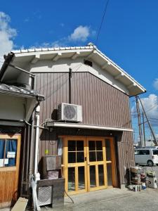 高松市にあるkaeru Guest houseの屋根付きの小さな建物